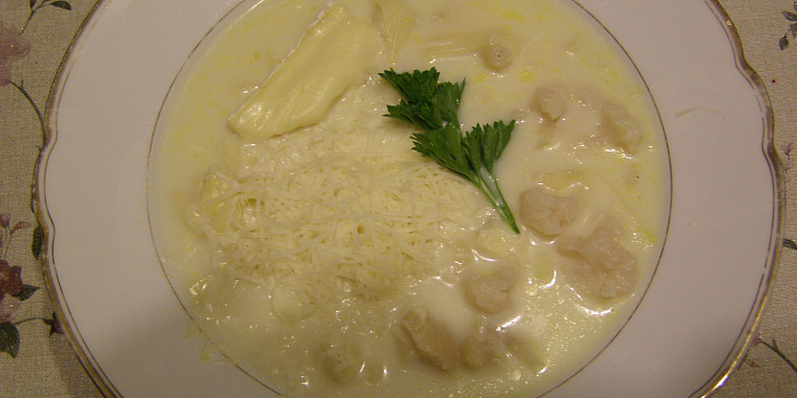 Bílá mléčná polévka s květákem a dvěma druhy sýru