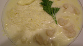 Bílá polévka s květákem, dvěma druhy sýrů a domácími nudlemi, Detail