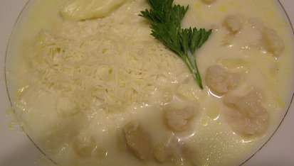 Bílá polévka s květákem, dvěma druhy sýrů a domácími nudlemi, Detail