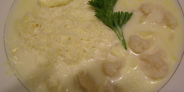 Bílá polévka s květákem, dvěma druhy sýrů a domácími nudlemi (Detail)