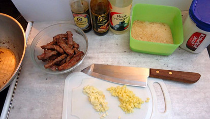 Hovězí nudličky s česnekem, zázvorem a hoisin omáčkou