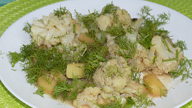 Kořeněné brambory s květákem