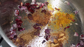 Kořeněné brambory s květákem