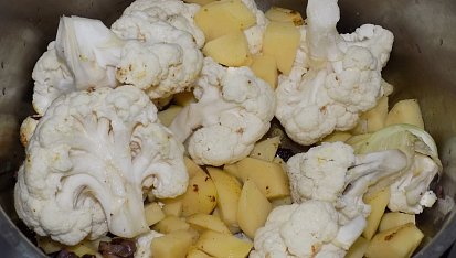 Kořeněné brambory s květákem