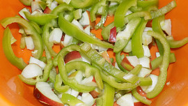 Paprikový salát s jablky