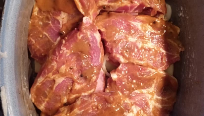 Pomalu pečená krkovička s beraními rohy, jablkem a slaninou