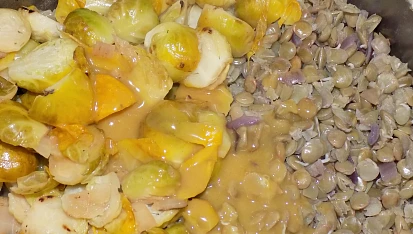 Bylinková čočka s růžičkovou kapustou