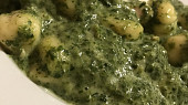 Gnocchi s kuřecím masem, špenátem, taveným sýrem a smetanou