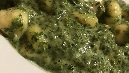 Gnocchi s kuřecím masem, špenátem, taveným sýrem a smetanou