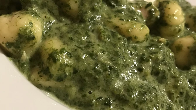 Gnocchi s kuřecím masem, špenátem, taveným sýrem a smetanou