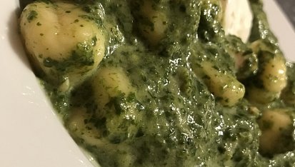 Gnocchi s kuřecím masem, špenátem, taveným sýrem a smetanou