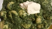 Gnocchi s kuřecím masem, špenátem, taveným sýrem a smetanou