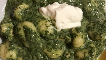 Gnocchi s kuřecím masem, špenátem, taveným sýrem a smetanou