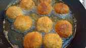 Kuřecí krokety s červenou omáčkou