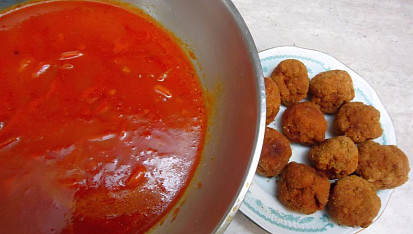 Kuřecí krokety s červenou omáčkou