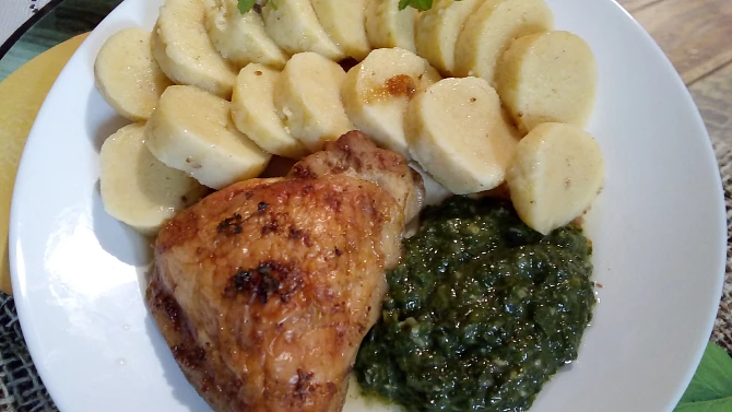 Kuřecí stehýnko na tymiánu s bramborovým knedlíkem a špenátem