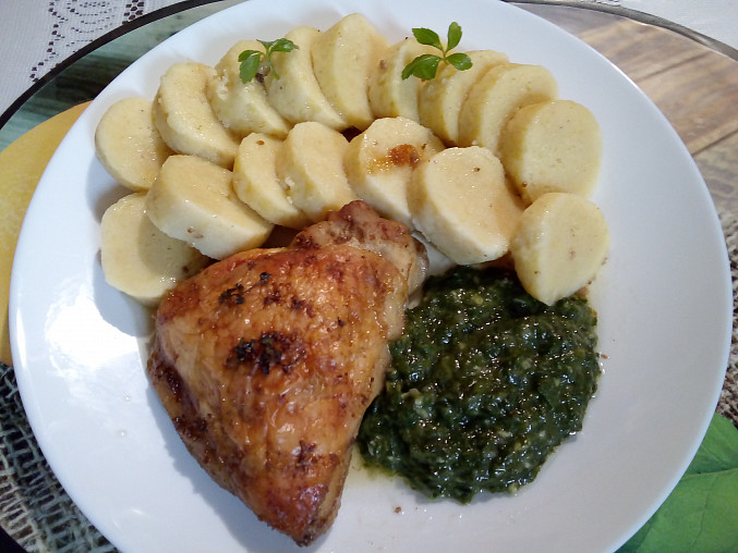 Kuřecí stehýnko na tymiánu s bramborovým knedlíkem a špenátem