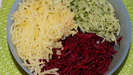 Salát ze syrové červené řepy