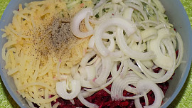 Salát ze syrové červené řepy