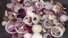 Sumeček africký na cibulové směsi