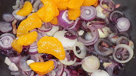 Sumeček africký na cibulové směsi