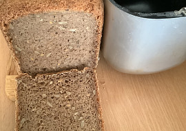 Celozrnný chléb z domácí pekárny