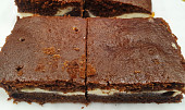 Hrníčkový kakaový koláč s tvarohem a rybízem (Je výborná)
