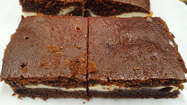 Hrníčkový kakaový koláč s tvarohem a rybízem