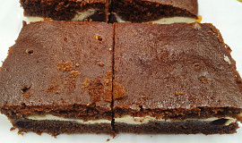 Hrníčkový kakaový koláč s tvarohem a rybízem