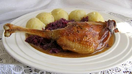 Husí stehna  se zelím a bramborovými knedlíky