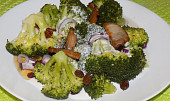 Brokolicový salát s rozinkami a slaninou