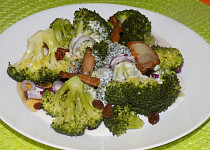 Brokolicový salát s rozinkami a slaninou