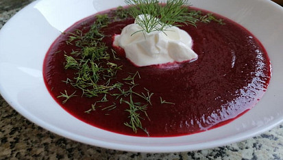 Polévka z červené řepy a zakysanou smetanou