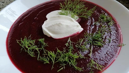 Polévka z červené řepy a zakysanou smetanou