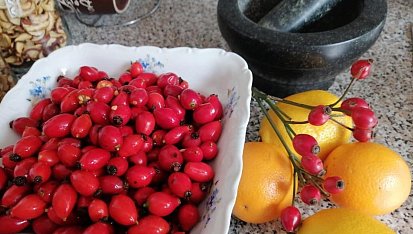 Šípkový sirup s vůní citronu a pomeranče
