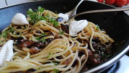 Hříbkové špagety se zakysanou smetanou