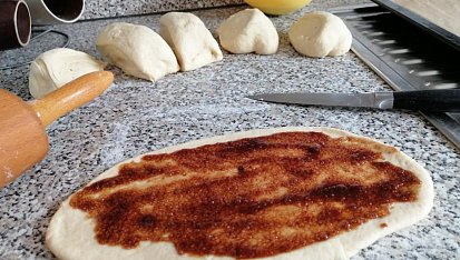 Máslovo-skořicové spirálky z kynutého těsta
