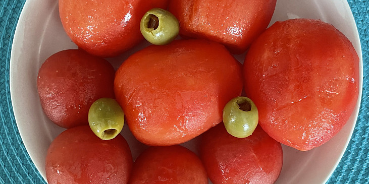 spařená oloupaná rajčata