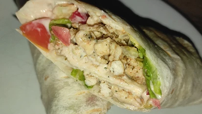 Tortilla s kuřecím masem a česnekovým dresinkem, Tortilla po rozkrojení