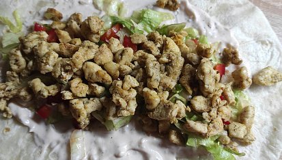 Tortilla s kuřecím masem a česnekovým dresinkem, Náplň