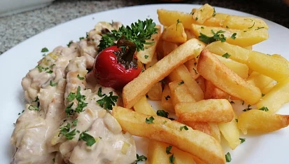 Vepřové pikantní nudličky na smetaně s pórkem