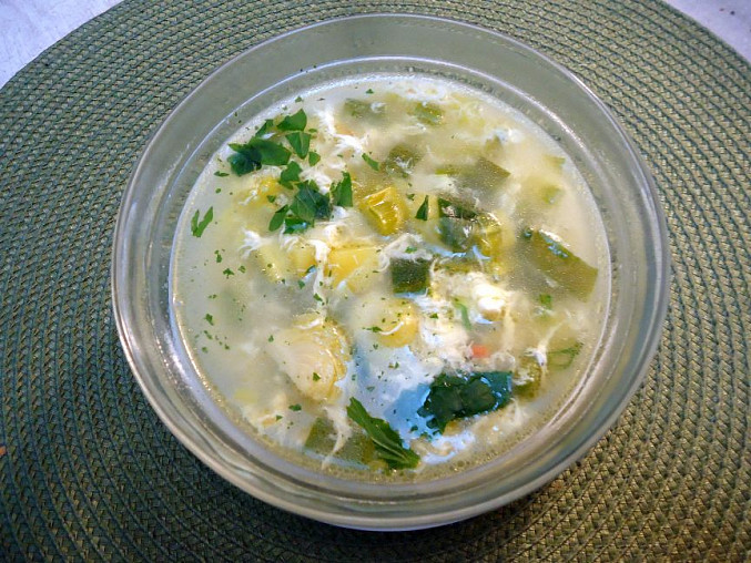 Polévka s kapustičkami, pórkem a vejci