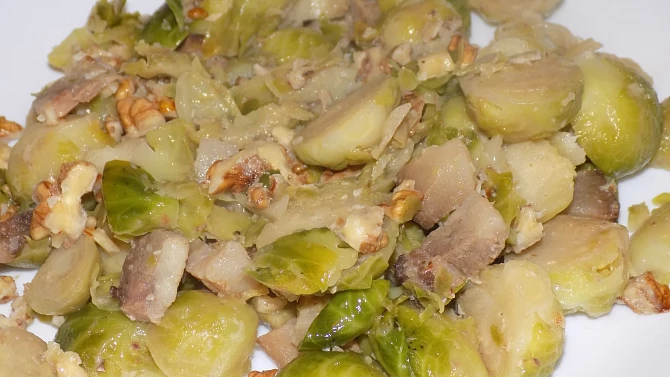 Růžičková kapusta se slaninou