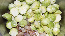 Růžičková kapusta se slaninou