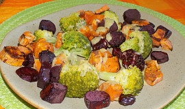 Teplý řepovo-batátovo-brokolicový salát
