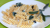 Fusilli se šalvějí a česnekem