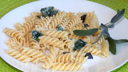 Fusilli se šalvějí a česnekem