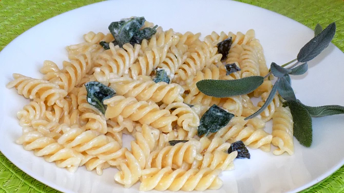 Fusilli se šalvějí a česnekem