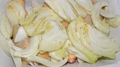 Jednoduchá kuřecí stehna na fenyklu