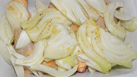 Jednoduchá kuřecí stehna na fenyklu